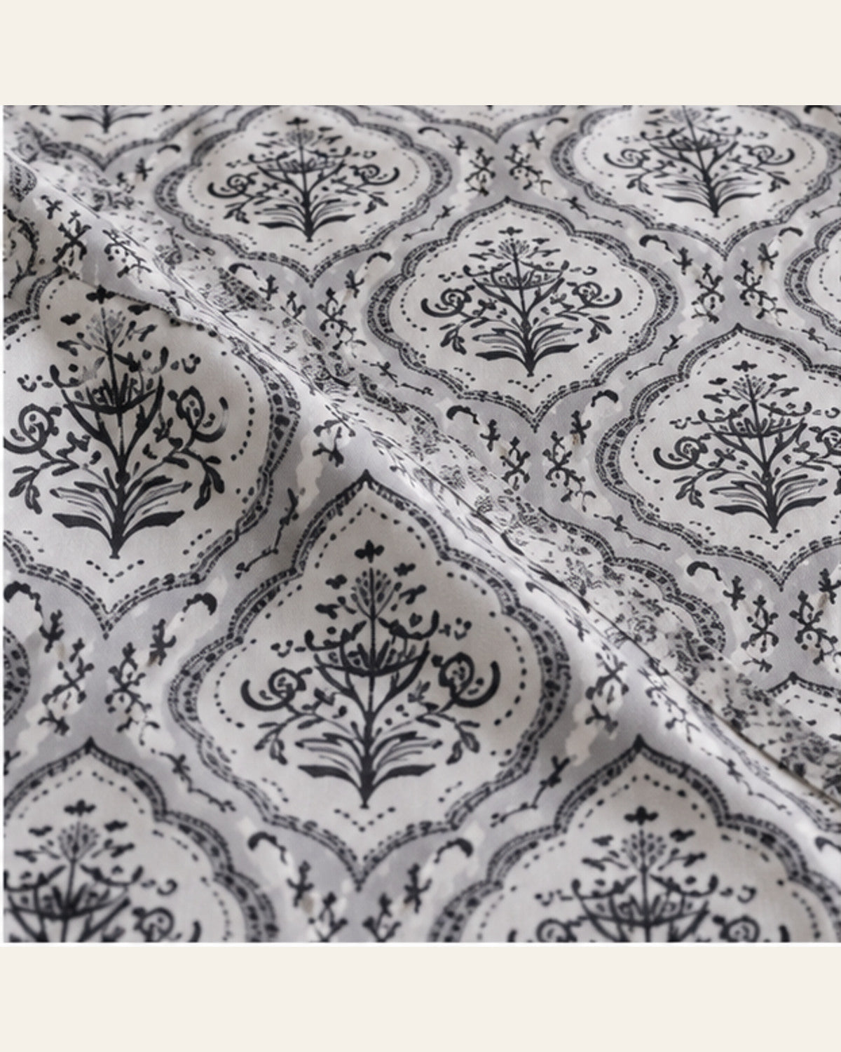 BIN-COT-DES128 bedding material and pattern detail